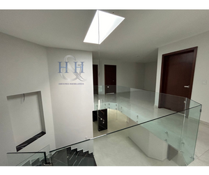 CASA REMODELADA EN VENTA EN PUERTA DE HIERRO