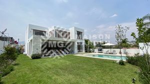 Casa amueblada en Venta en Lomas de Cocoyoc, con diseño vanguardista