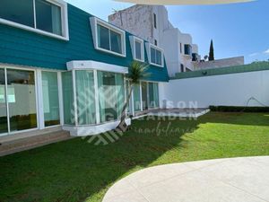 Casa en Renta y Venta en Lomas de Bellavista, Calle con Caseta de Vigilancia