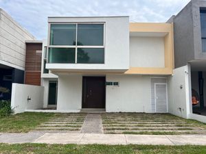 Residencia en Venta frente a parque