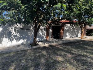 Casa es esquina con terreno excedente  Arboledas