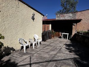 Casa es esquina con terreno excedente  Arboledas