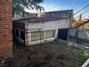 Casa es esquina con terreno excedente  Arboledas