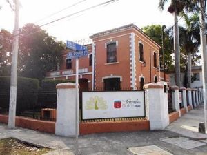 Casona Histórica en La Avenida Colón, Gran Terreno en Esquina