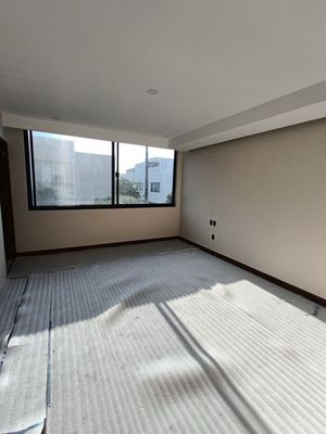 Excelente Casa Nueva en Solares con Roof Recámara Ampli P.Baja con baño completo