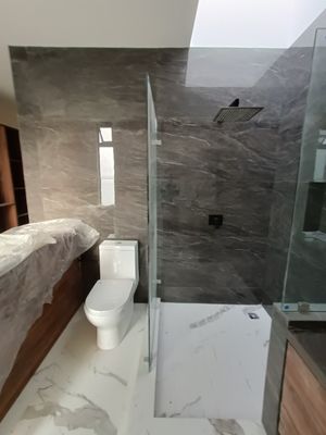 Excelente Casa Nueva en Solares con Roof Recámara Ampli P.Baja con baño completo