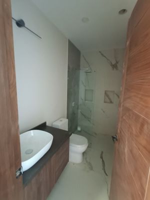 Excelente Casa Nueva en Solares con Roof Recámara Ampli P.Baja con baño completo