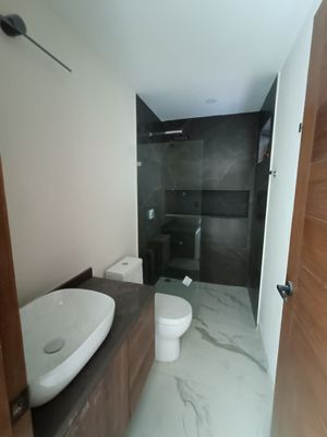 Excelente Casa Nueva en Solares con Roof Recámara Ampli P.Baja con baño completo