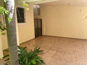 Casa en Venta en Mérida, en Fracc La Florida, con Recámara en planta baja