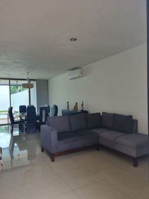 Casa en renta en Mérida, zona de Cholul, 3 recámaras, con piscina