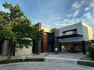 Venta de Casa en Yucatán Country Club, 3 recámaras, entrega verano