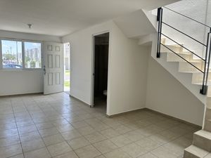 CASA CON HABITACIÓN Y BAÑO EN PB