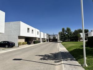 CASA CON CUARTO DE SERVICIO EN RENTA CUMBRES DEL LAGO