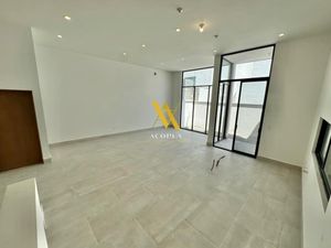 Venta de casa contemporánea en privada en Cumbres Elite