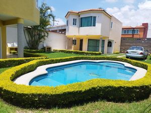 Casa amueblada en fraccionamiento con alberca renta en Jardines de Ahuatlán