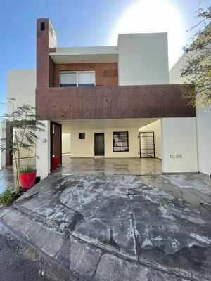 Casa en Venta Cumbres con Terreno Extra