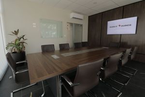 Sala de juntas ejecutiva: 10 personas, equipo multimedia