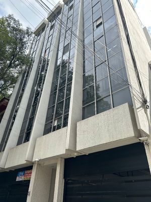 Oficina en súper ubicación esquina con Campos Eliseos