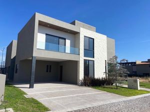 Moderna casa en Venta de 4 rec en El Campanario