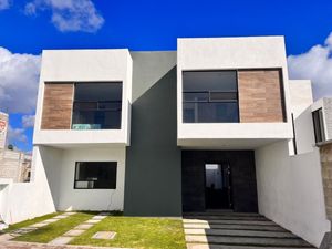 Casa en Venta con 4 recamaras y alberca privada en Grand Preserve Juriquilla