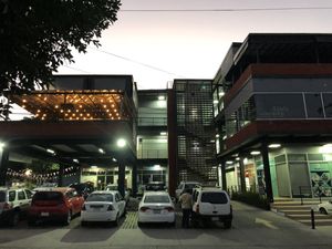 Local en centro comercial en Renta ideal para oficinas en Jardines de Guadalupe.