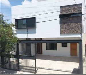 Casa en venta Altamira frente al parque Colomos