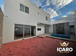 CASA EN VENTA CON ALBERCA ZONA PEDREGALES