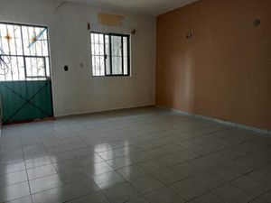 Amplia y cómoda casa en venta en Región 103, Cancún!