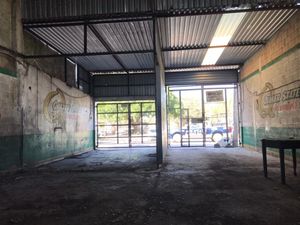 Venta de bodega comercial con uso de suelo mixto