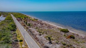 Terrenos de 10 metros frente a playa en Santa Clara, Yucatán.