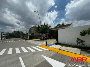 Terreno único en coto frente a parque metropolitano