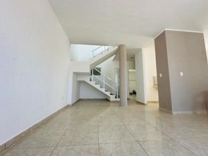 CASA EN VENTA EN MERIDA, LAS AMERICAS REMODELADA CON TERRAZA,4 HAB