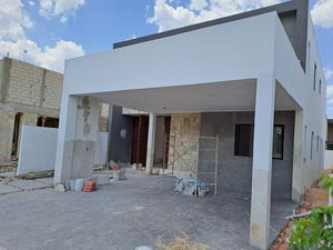 CASA EN VENTA EN MÉRIDA CON  ALBERCA, PRIVADA KINISH,AMENIDADES