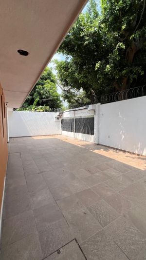 Casa en Venta - Santa Elena. Excelente para Oficinas o Escuela.