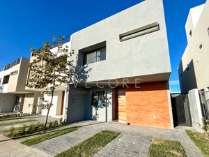 CASA EN VENTA EN PARQUES VALLARTA, ZAPOPAN