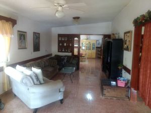 Se vende casa con locales, oficinas privadas y amplio jardín