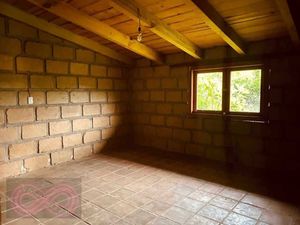 Terreno con pequeña construcción en venta.