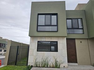 Casa en Venta Villas del Refugio Sur, 3 recámaras, 2.5 baños, Seguridad 24/7