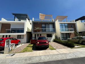 Casa en Renta Amueblada Zibata, Roof, Sala de Tv, 3 Recámaras