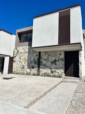 Casa en Venta o Renta Juriquilla, Estacionamiento 3 Autos, Amplio Jardín.