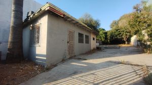 TERRNO EN VENTA ZONA CENTRO, CON PEQUEÑA CONSTRUCCION