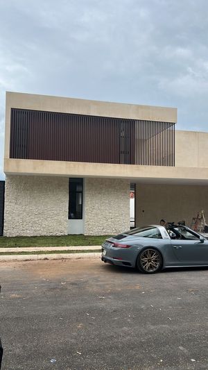 CASA EN VENTA CON ACABADOS DE LUJO, 4 HABITACIONES, TEMOZON NORTE.