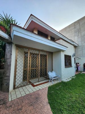 Casa en Venta sobre Av. Inglaterra en  Col. Juan Manuel Vallarta