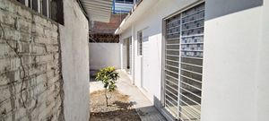 CASA CENTRICA EN VENTA CON LOCALES COMERCIALES