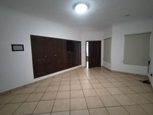 SE VENDE CASA EN LAS  ARBOLEDAS FRENTE AL PARQUE