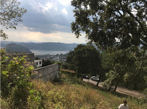 Terreno con vista parcial al lago