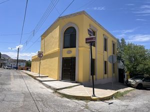 Oficina con estacionamiento en el centro, a unas cuadras de Infonavit