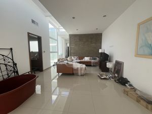 Casa en venta en Misión del Valle, con recámara en planta baja   Frente a parque