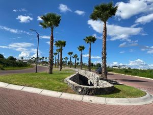 Terreno en esquina en Ciudad Maderas Marqués