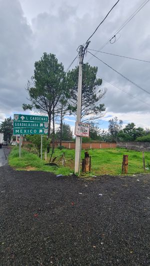 Terreno a borde de carretera sobre la morelia Pátzcuaro